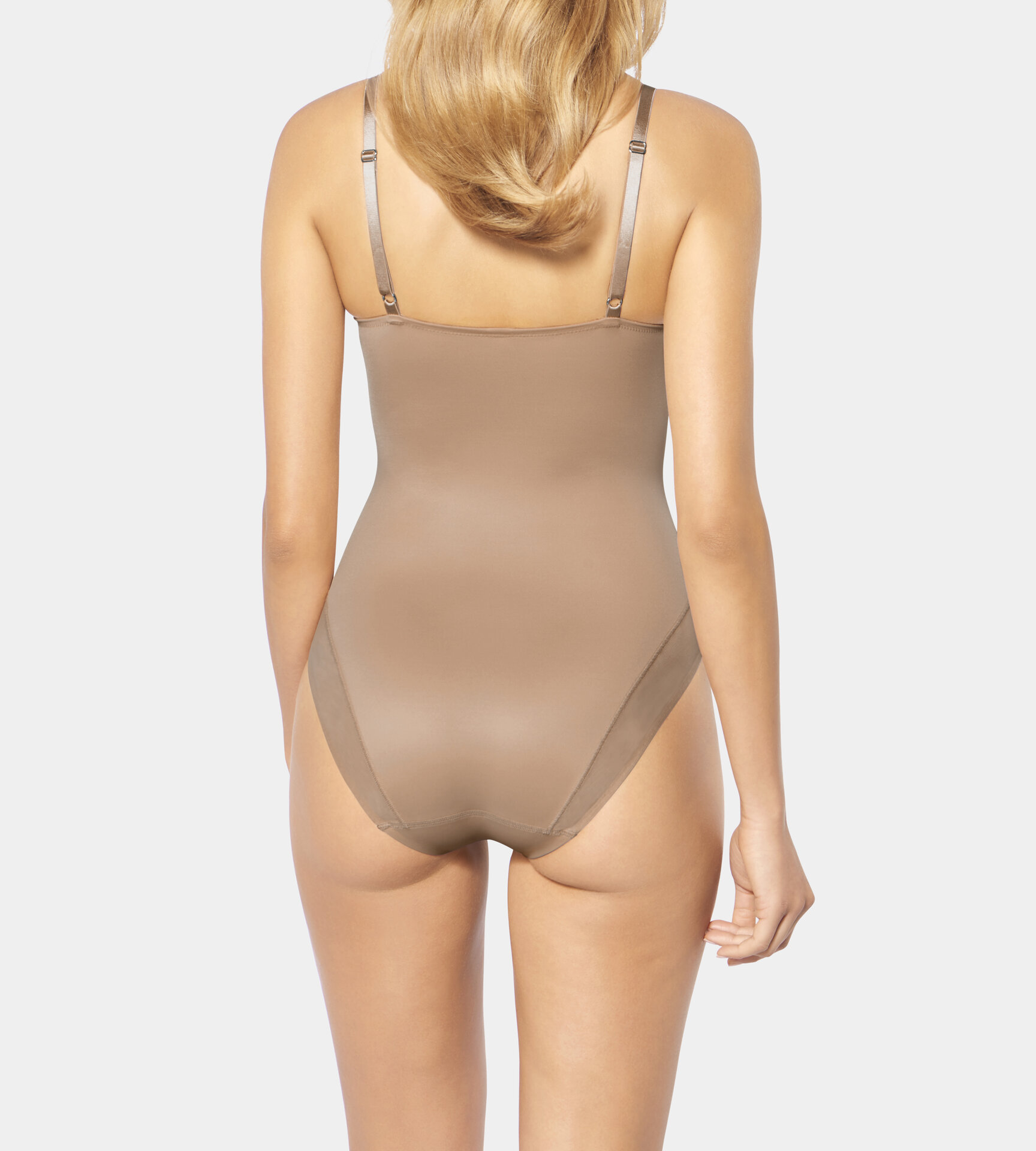 5. Arabella Mia'S Arsenal Body Paint: A Triumph Over Backlash - t6apqiv